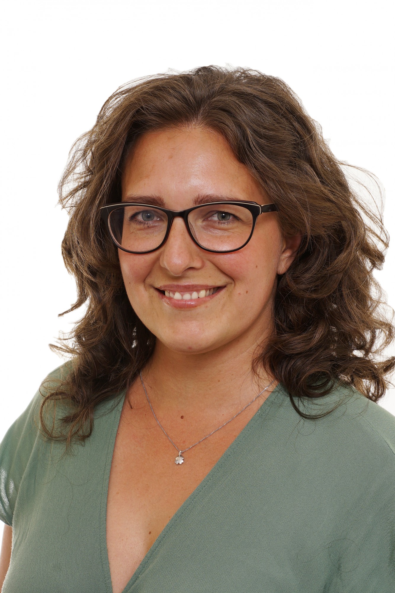 LUCIA VESELÁ, ADMINISTRATIVA
